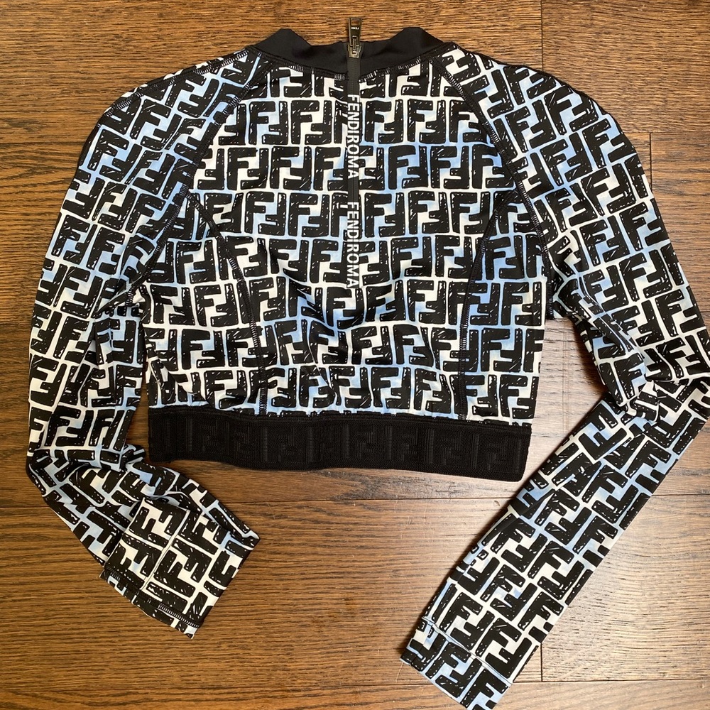 Only been worn once, mint condition.